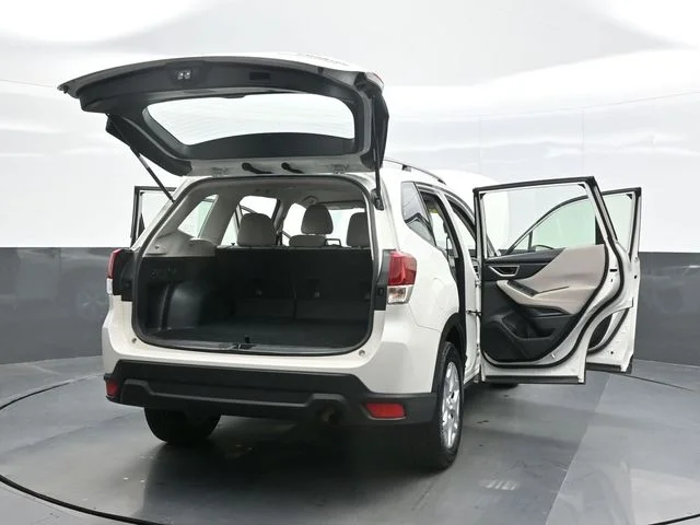 Used 2020 White Subaru Base image 28