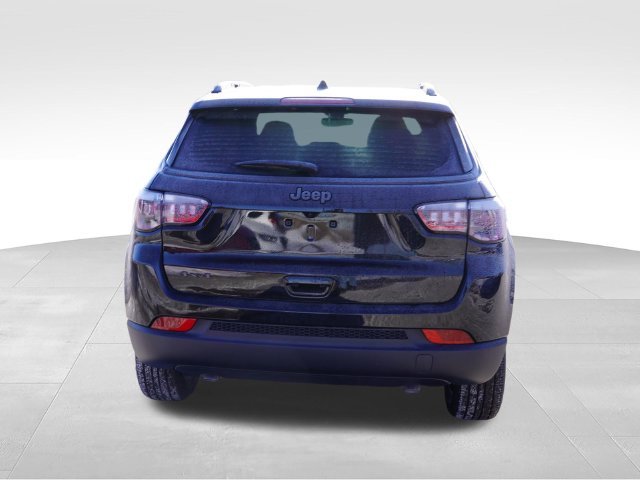 New 2026 Diamond Black Crystal Pearl-Coat Exterior Paint Jeep Altitude Special Edition image 4
