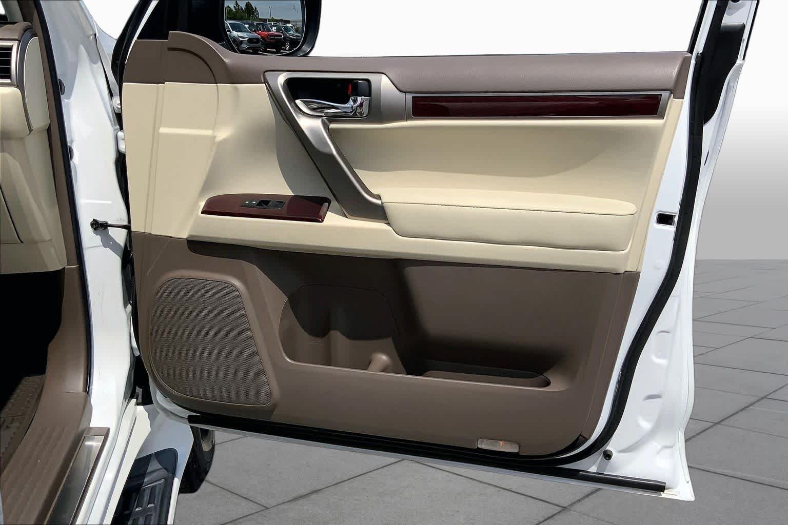 Used 2014 Starfire Pearl Lexus  image 22