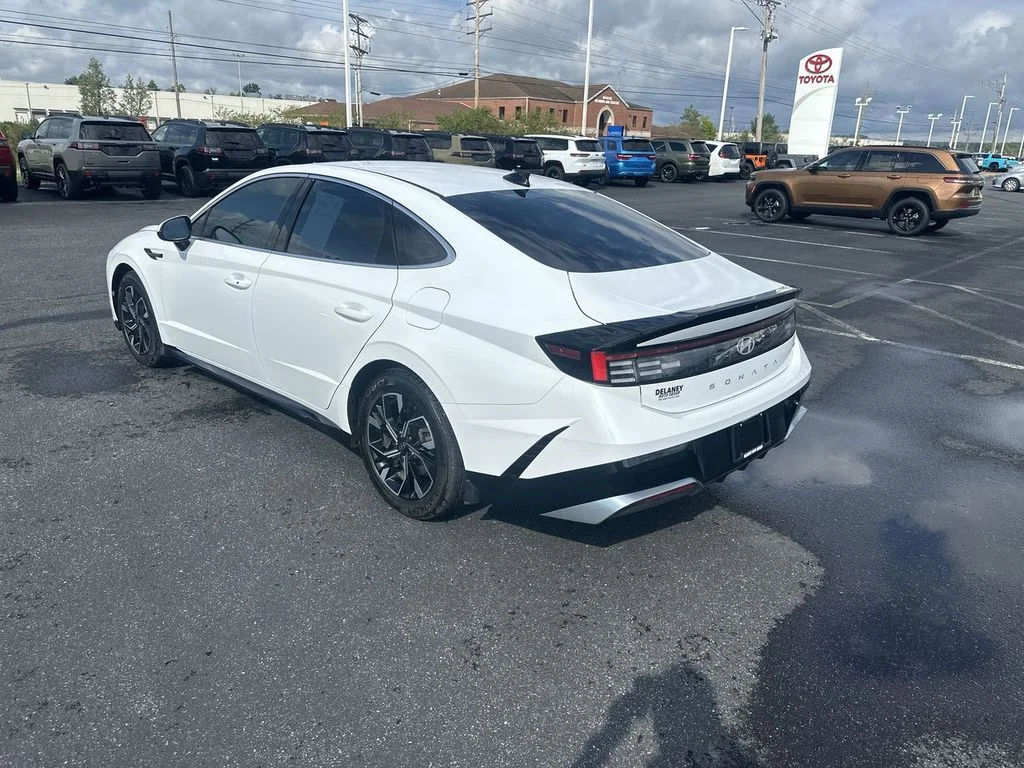 Used 2024 White Hyundai SEL image 6