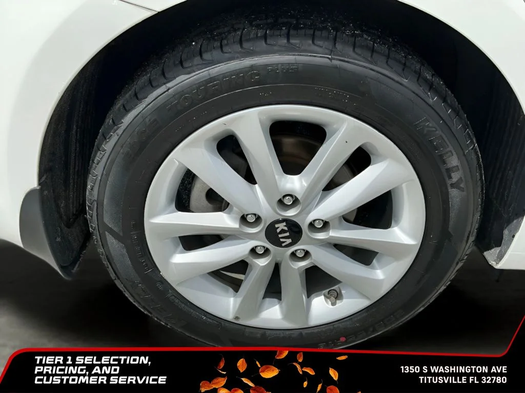Used 2017 White Kia S image 15