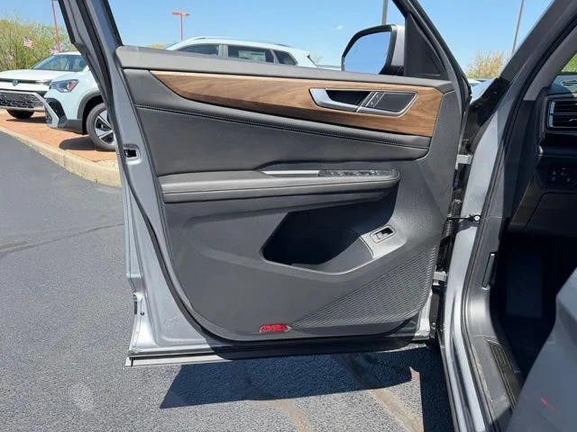 New 2026 Silver Volkswagen 2.0T SE w/Technology image 13