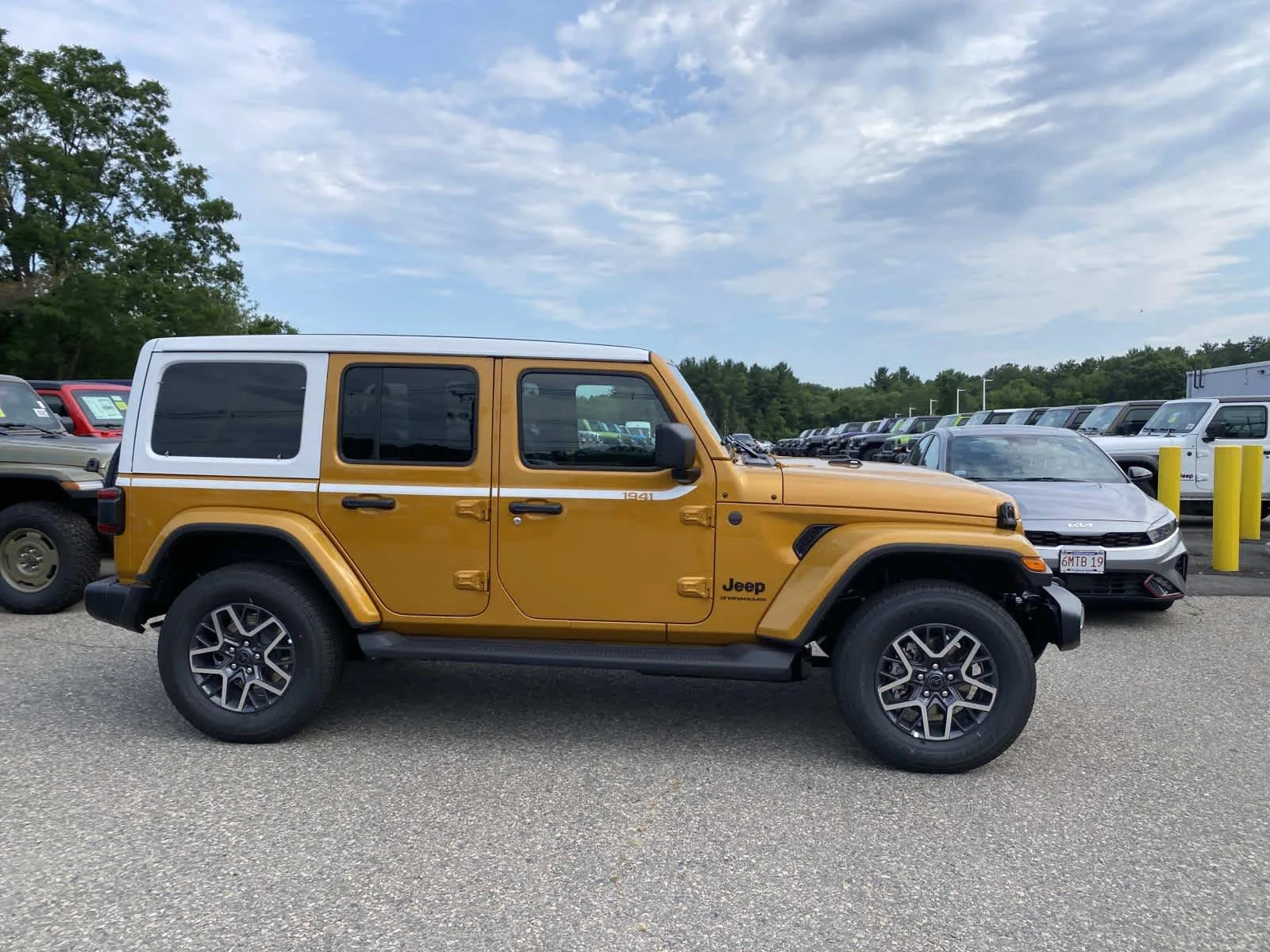 New 2026 Goldilocks Jeep Sahara image 2