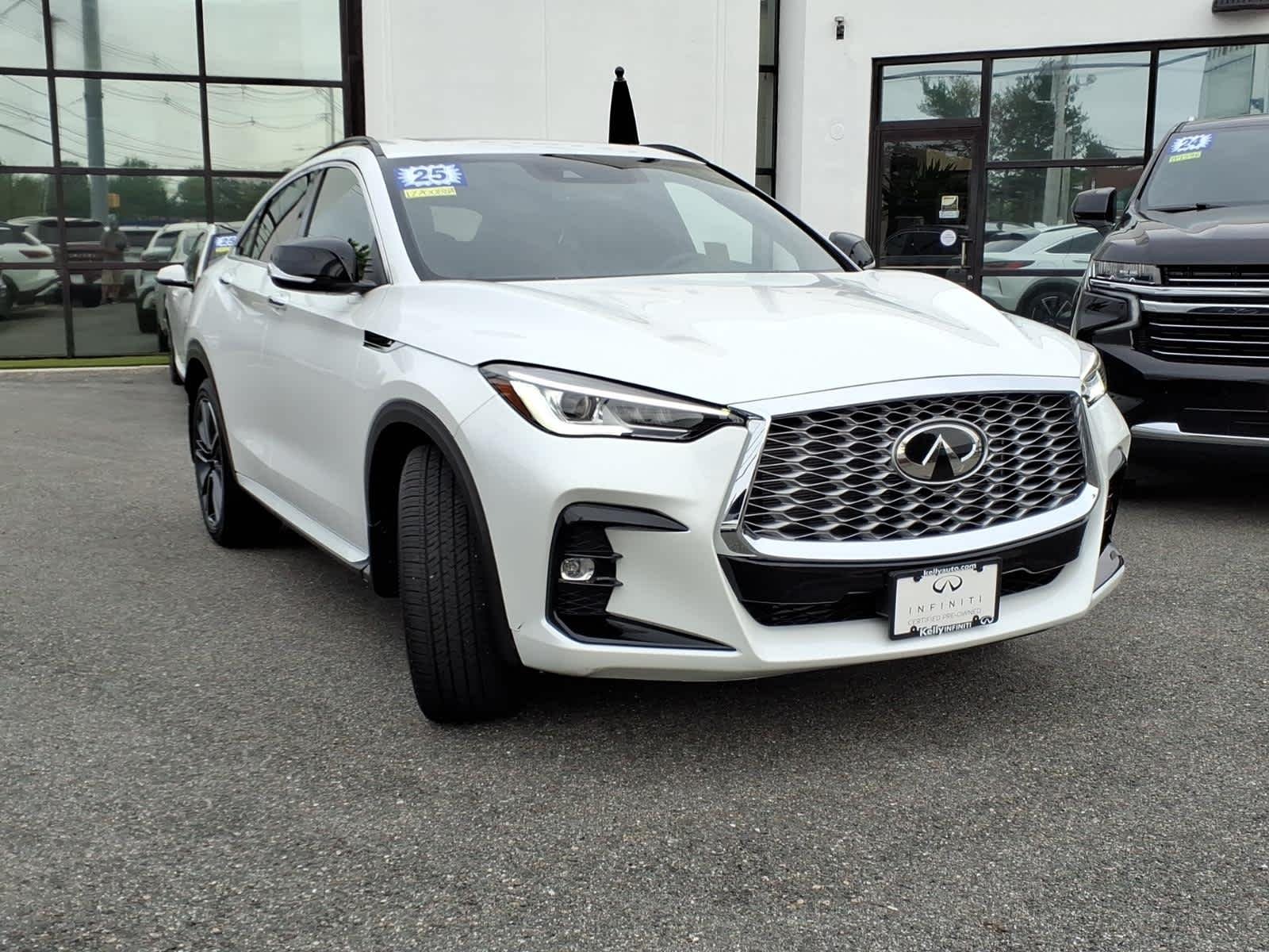 Certified Used 2025 Radiant White INFINITI LUXE image 3