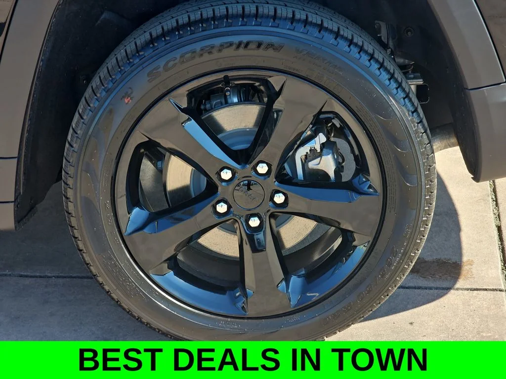 New 2026 Diamond Black Crystal Pearlcoat Jeep Limited image 39