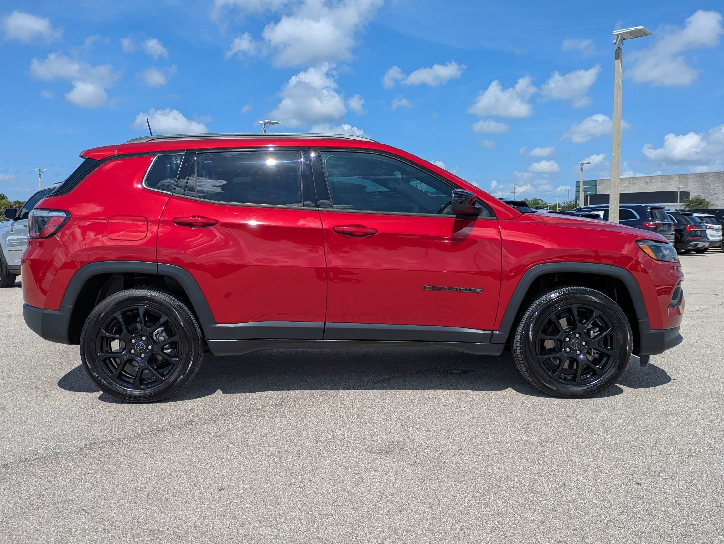 Used 2025 Red Hot Pearlcoat Jeep Latitude image 4