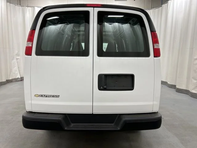 New 2026 Summit White Chevrolet WT image 16