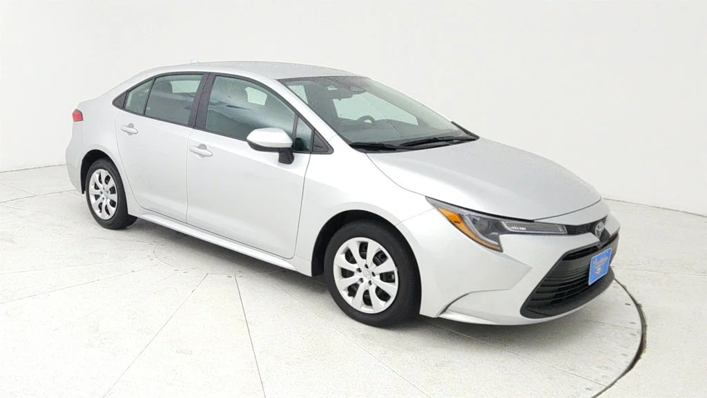 Used 2025  Toyota LE image 1