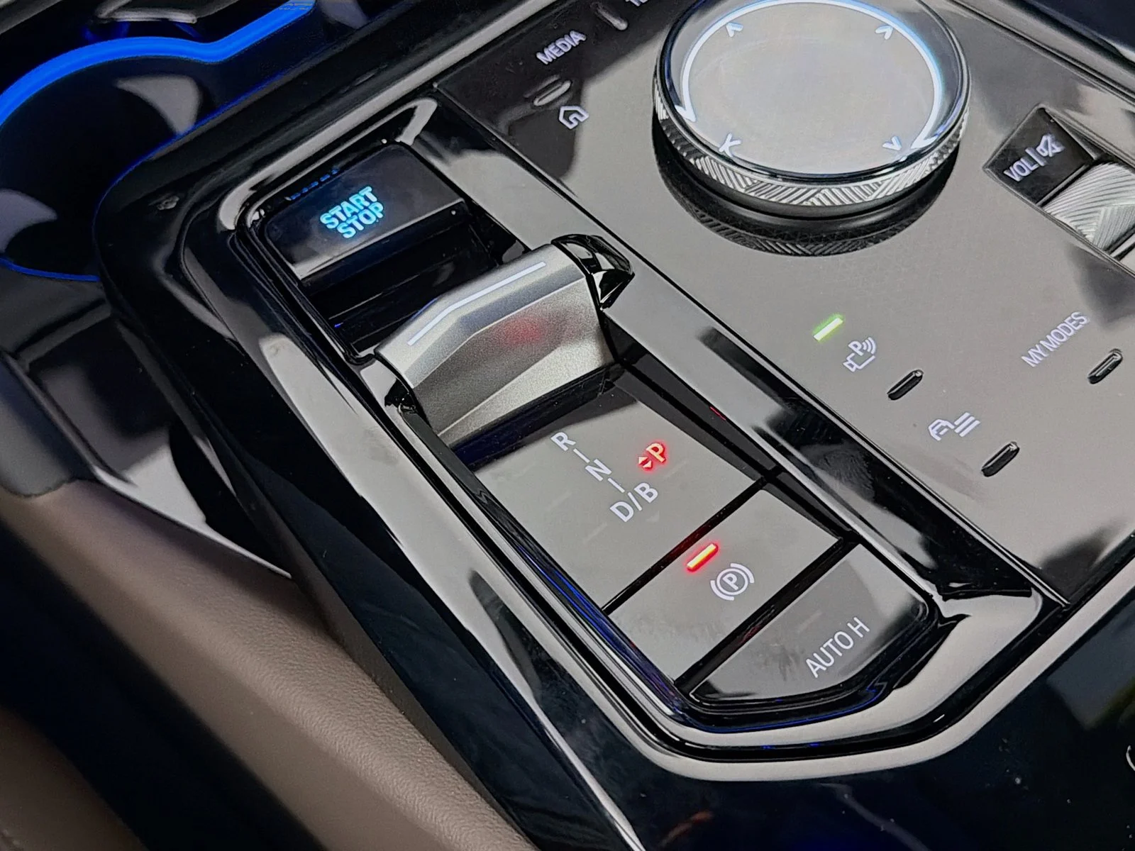 New 2027 Alpine White BMW eDrive40 image 17