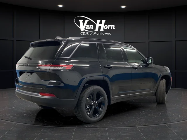 New 2026 Diamond Black Crystal Pearl-Coat Exterior Paint Jeep Limited image 6