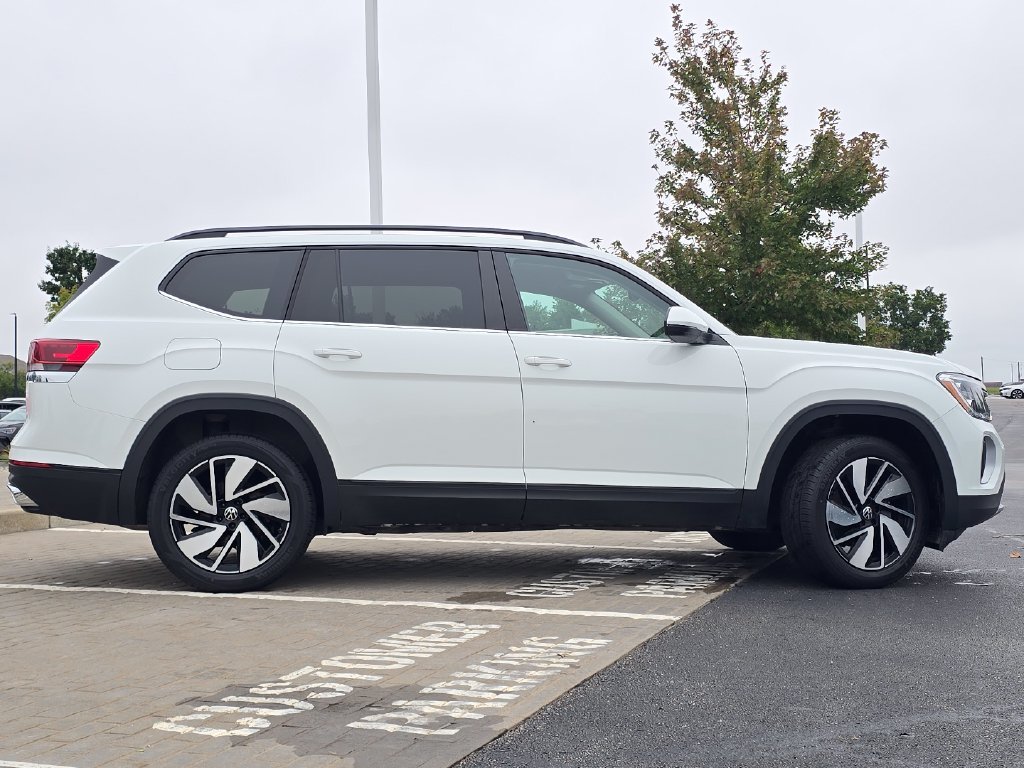 Used 2025  Volkswagen 2.0T SE w/Technology image 21