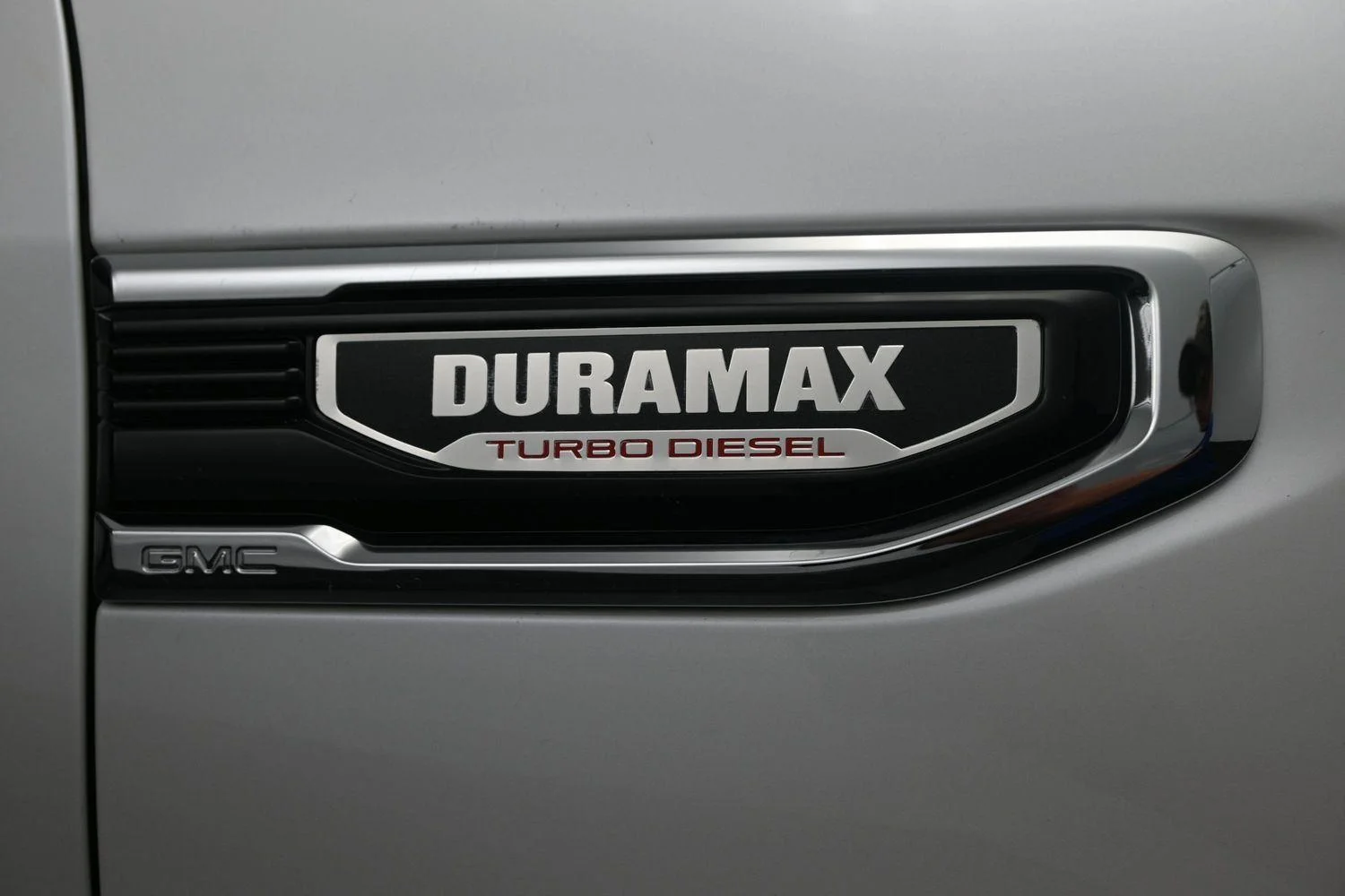 Used 2024 White Frost Tricoat GMC Denali image 6