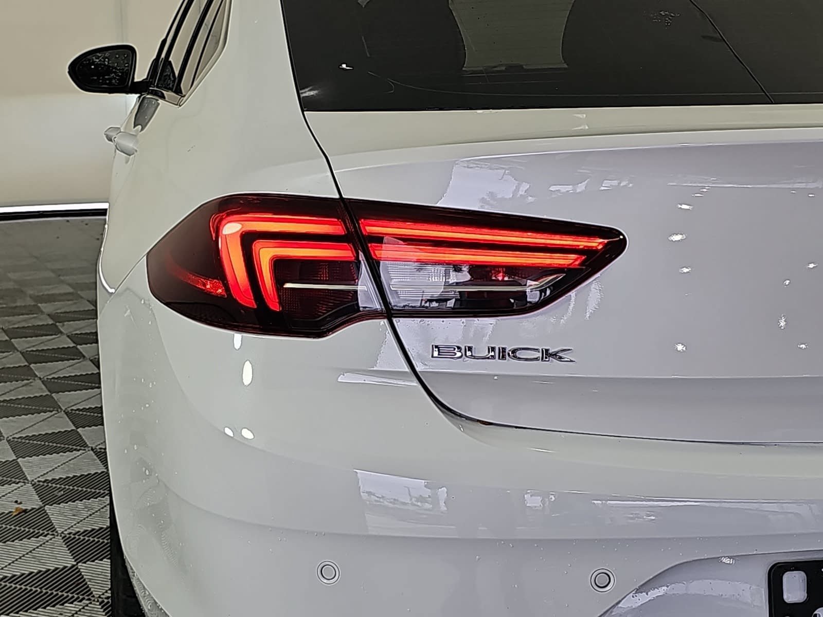 Used 2018 White Buick Essence image 27