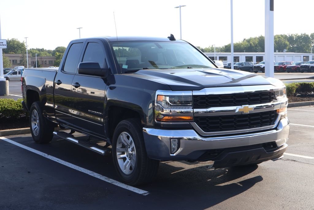 Used 2018 GRAPHITE METALLIC Chevrolet LT image 3