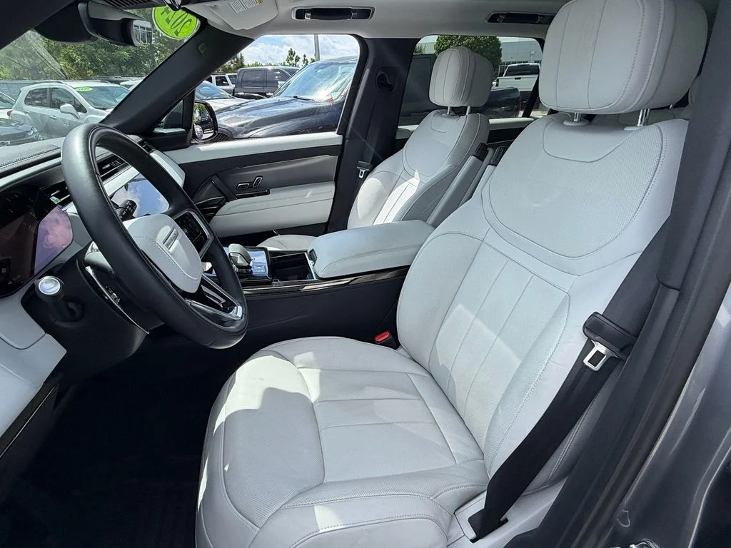 Used 2024  Land Rover SE image 10