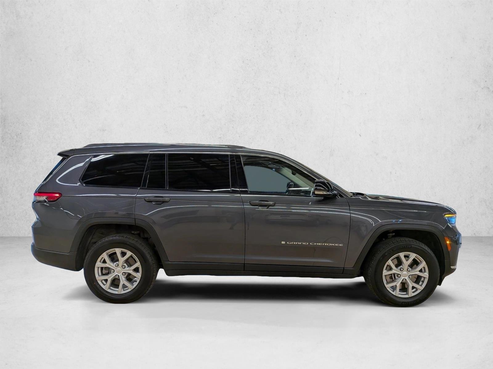 Used 2023 Baltic Gray Metallic Clearcoat Jeep Limited image 4