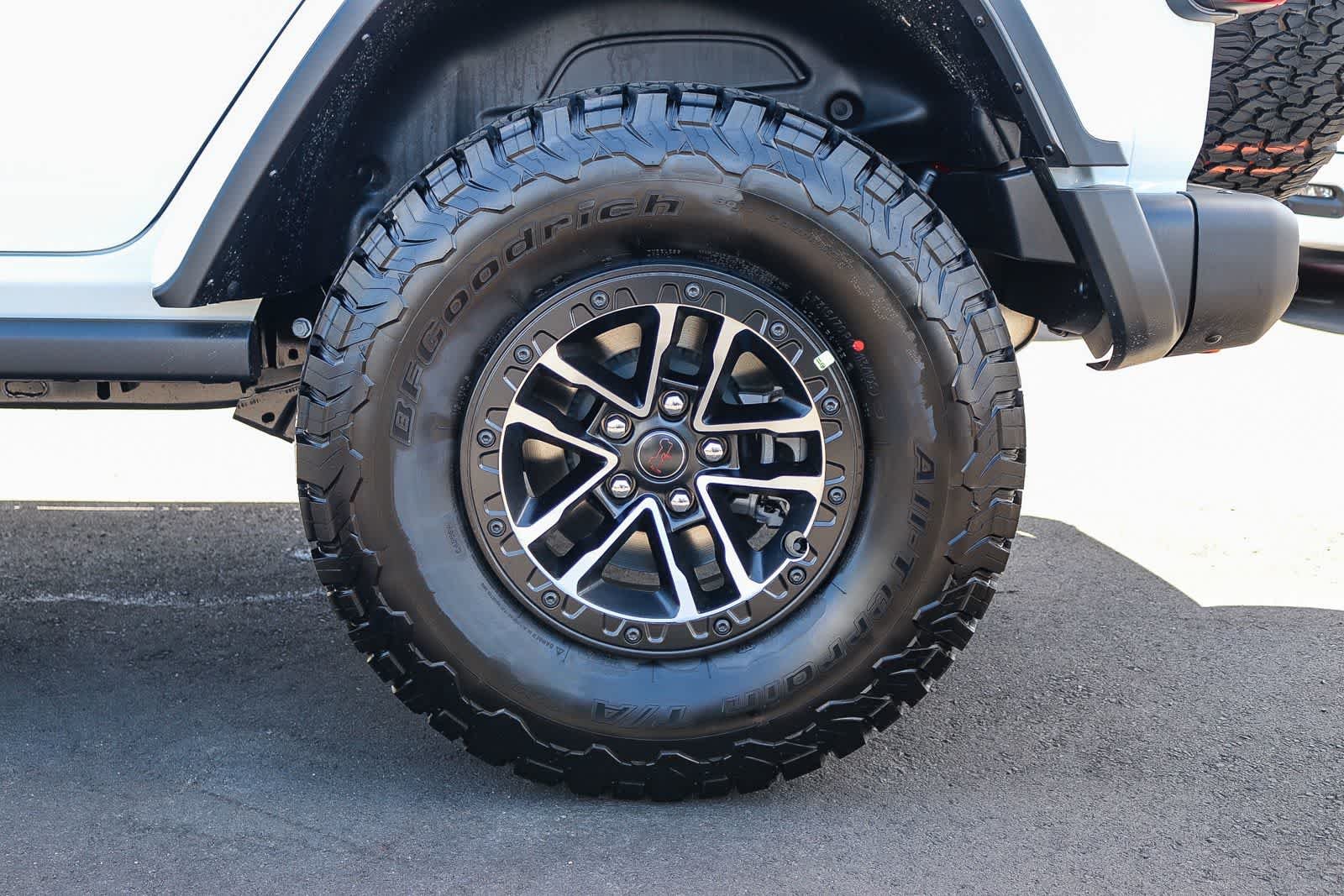 New 2026 Bright White Clear-Coat Exterior Paint Jeep Rubicon X image 11