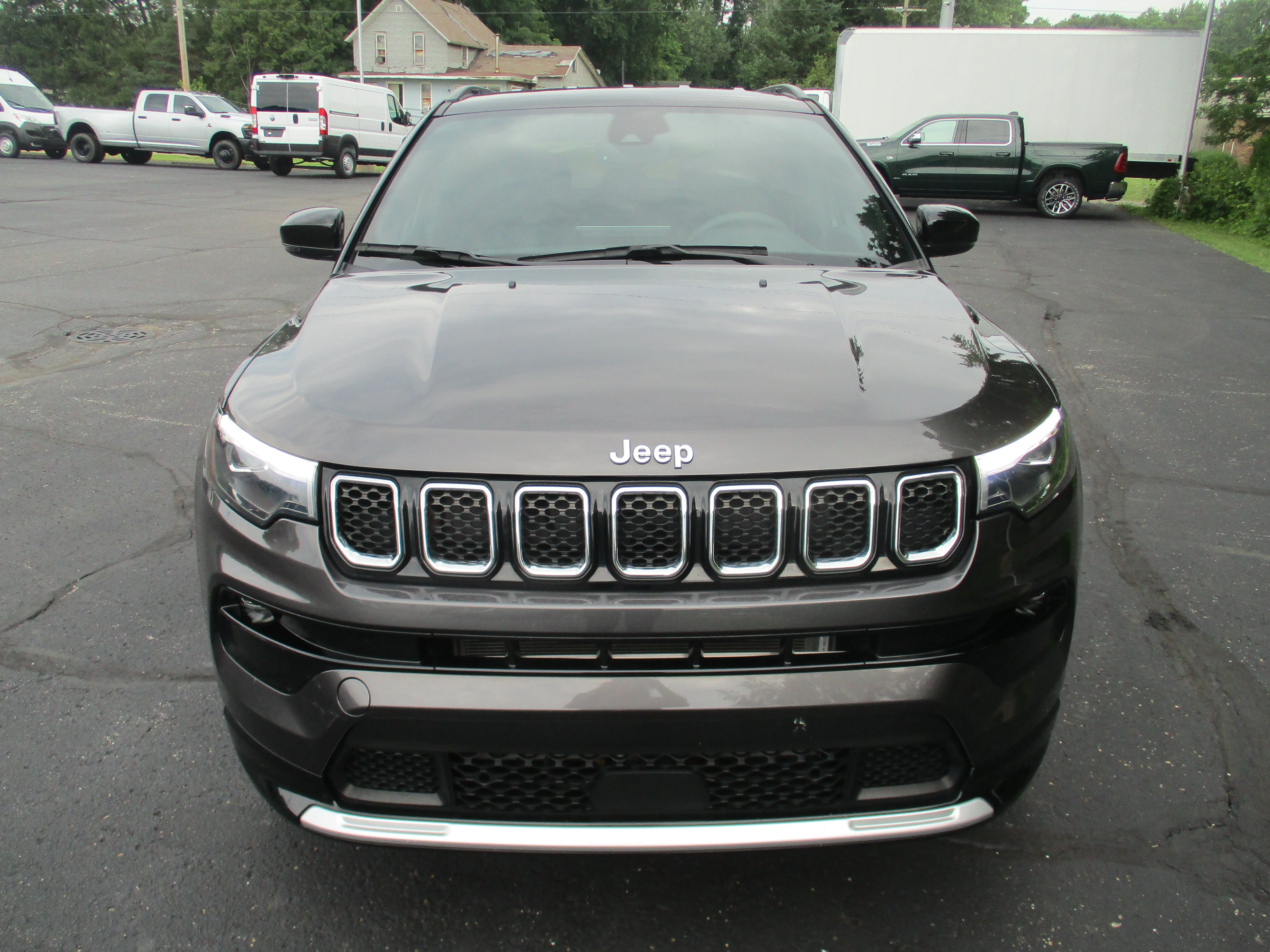 Used 2023 Granite Crystal Metallic Clearcoat Jeep Limited image 5