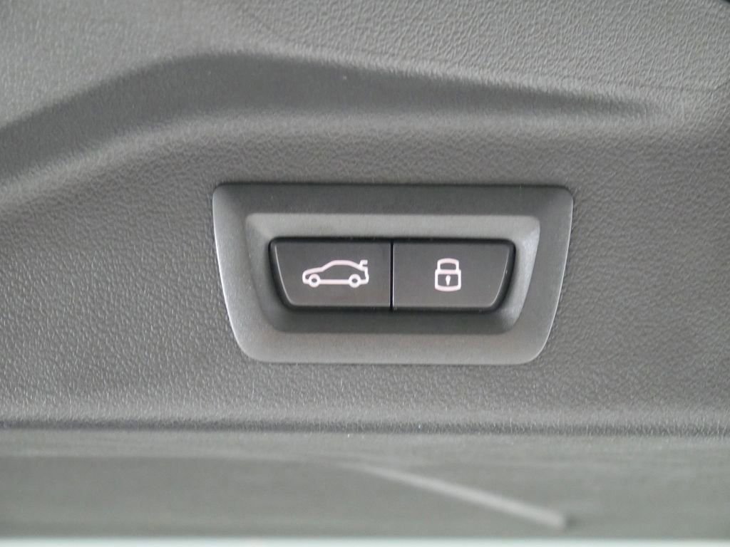 Used 2026 Black Sapphire Metallic BMW xDrive40i image 29