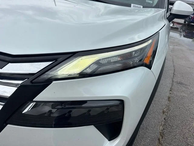 Used 2025 White Nissan SV image 9