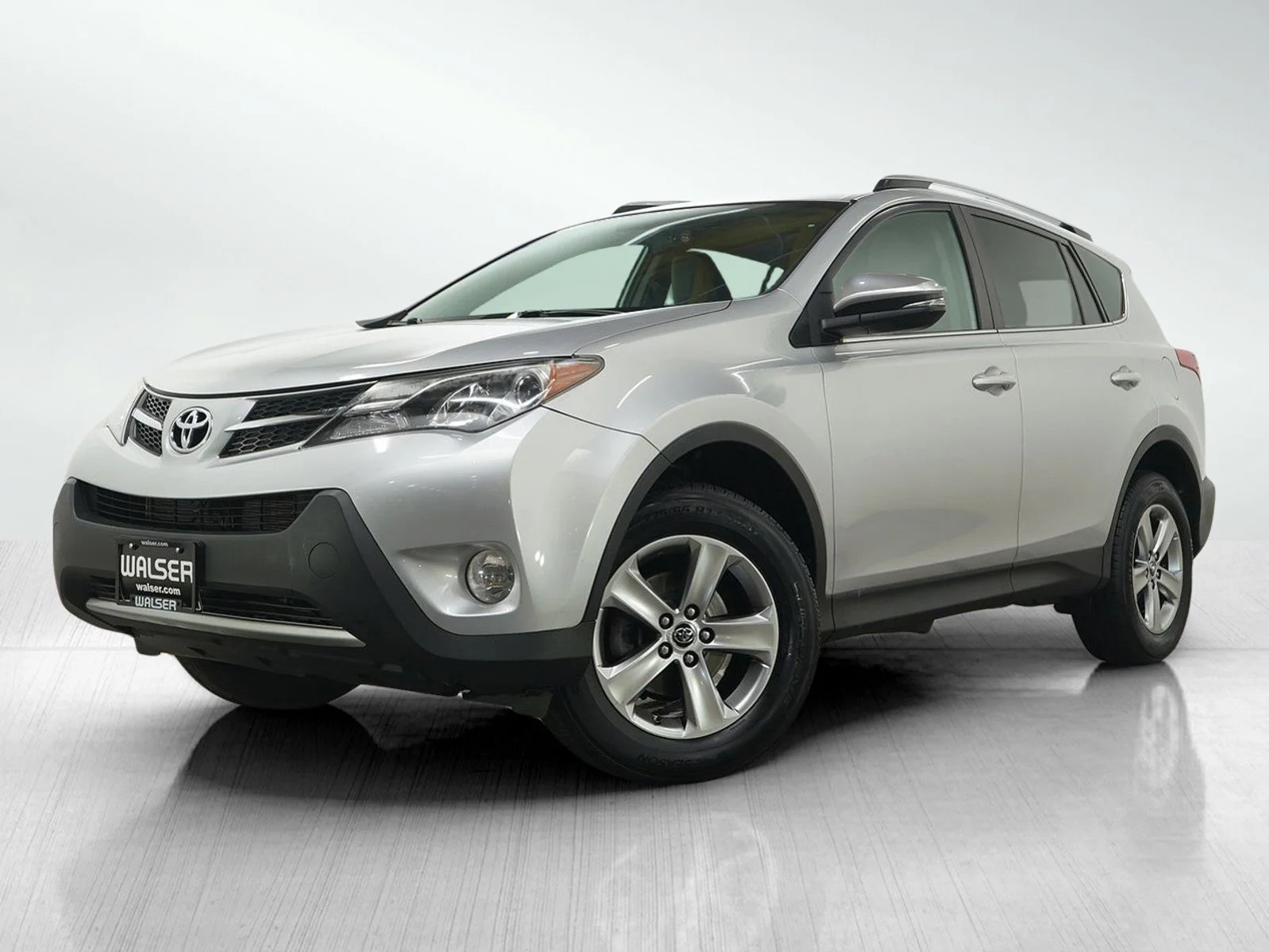 Used 2015  Toyota XLE image 1