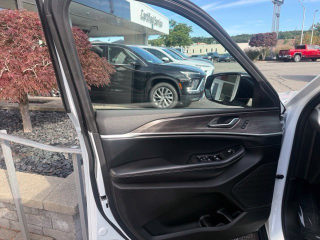 Used 2023 White/off-white Jeep Limited image 8