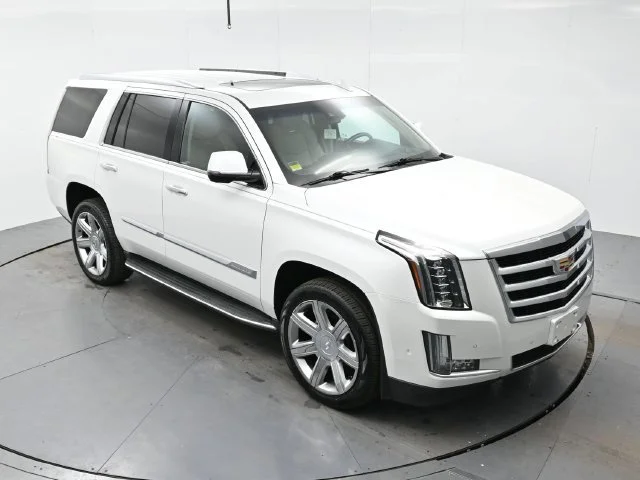 Used 2018 CRYSTAL WHITE TRICOAT Cadillac Luxury image 34