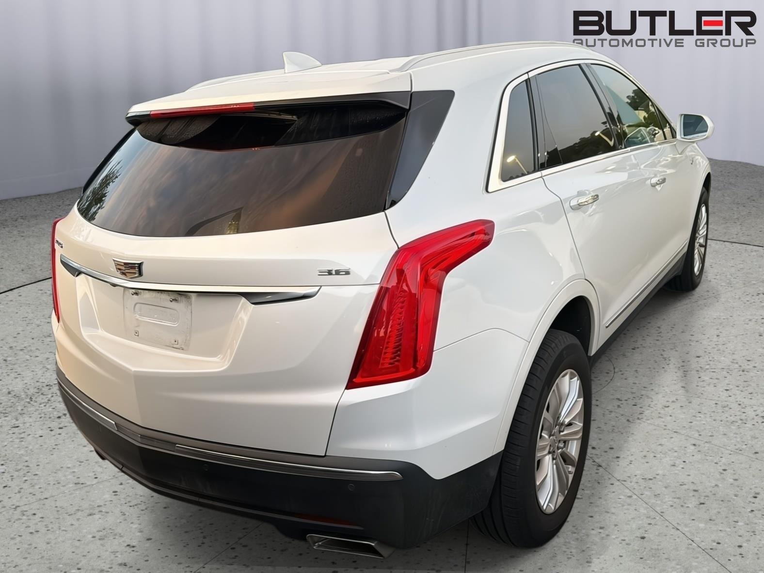 Used 2019 Crystal White Tricoat Cadillac FWD image 9