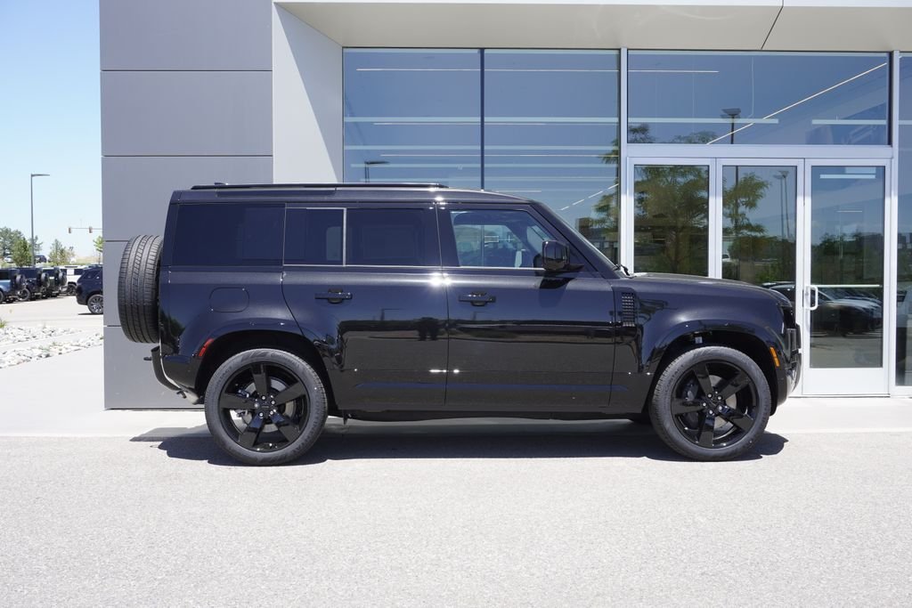 New 2026 Santorini Black Land Rover X-Dynamic SE image 7