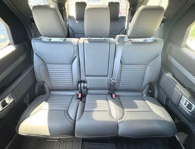 New 2026 Santorini Black Land Rover Dynamic SE image 41