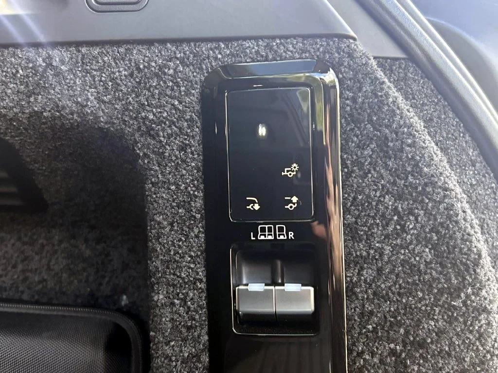 Used 2025  Land Rover SE image 13