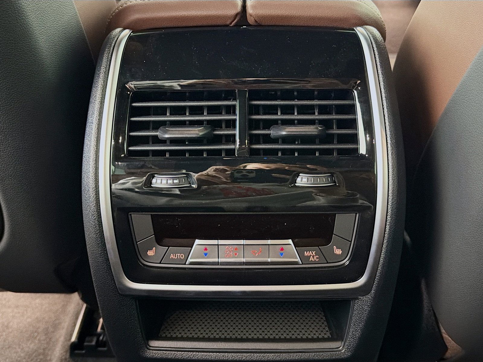 New 2026 Mora Metallic BMW xDrive50e image 27