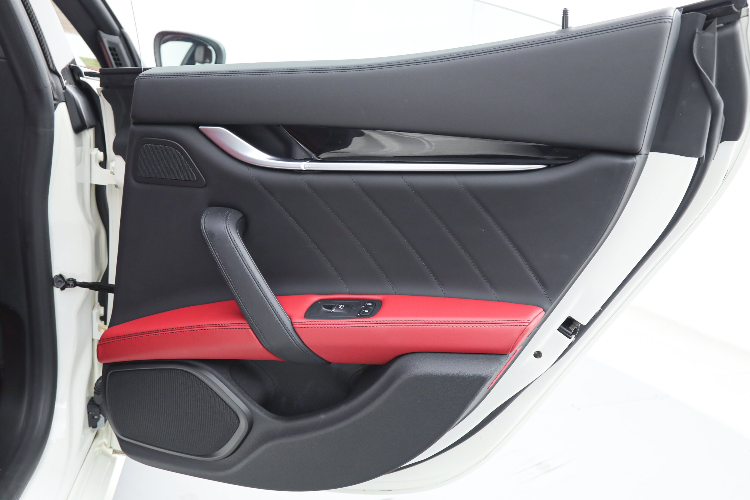 Used 2023 White Maserati Modena image 12