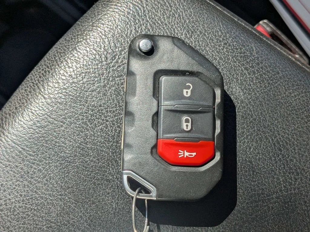 Used 2021  Jeep Unlimited Willys image 32