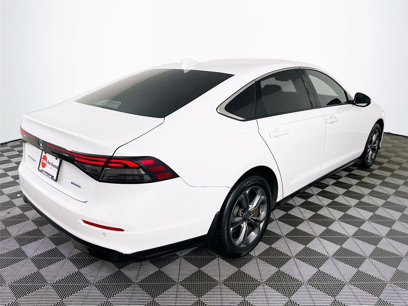 Used 2023 Platinum White Pearl Honda EX-L image 11
