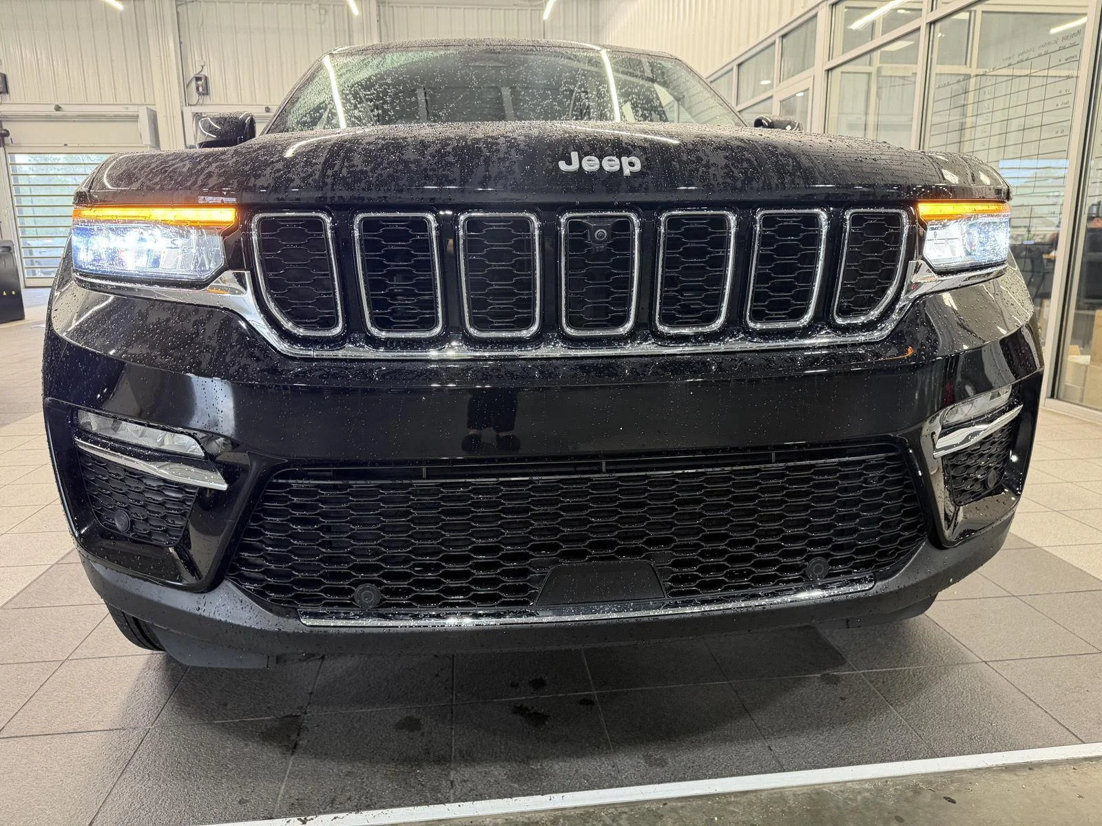 Used 2024 Diamond Black Crystal Pearlcoat Jeep Limited image 24
