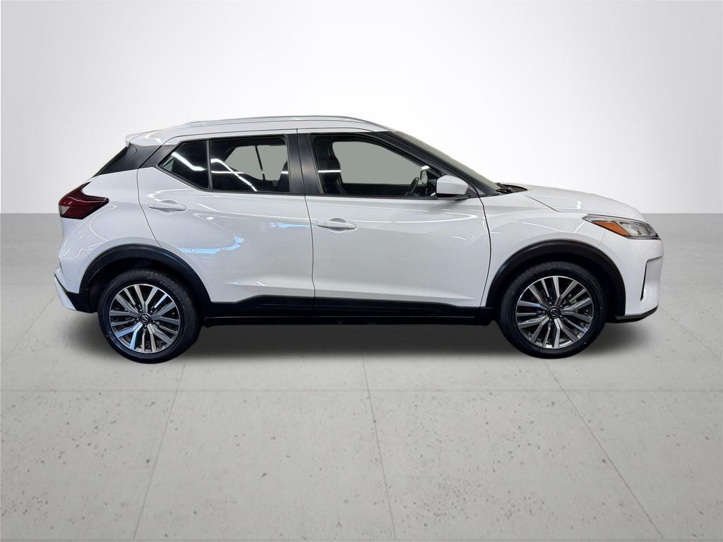 Used 2021 White Nissan SV image 8