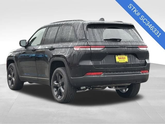 New 2025 Diamond Black Crystal Pearl-Coat Exterior Paint Jeep Limited image 4