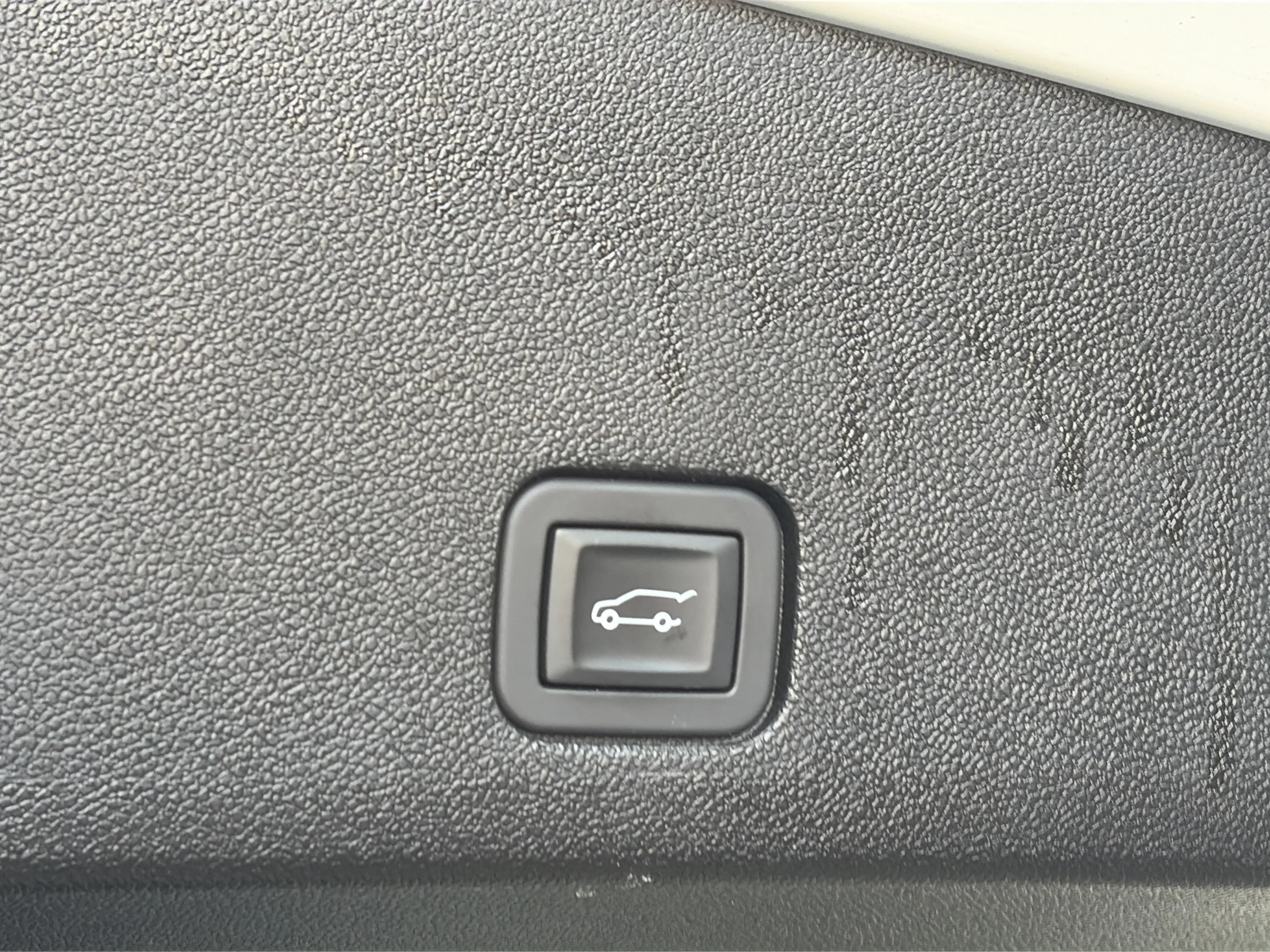Used 2025 Crystal White Tricoat Cadillac Luxury image 18