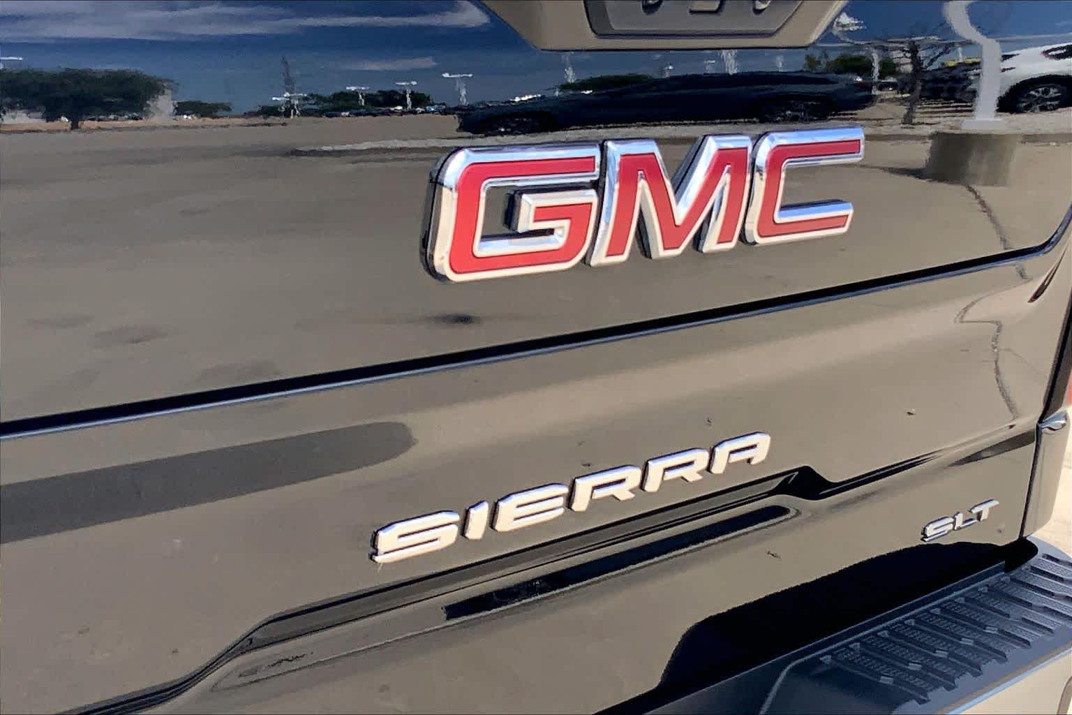 Used 2024 Onyx Black GMC SLT image 30
