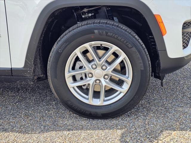 New 2026 Bright White Clear-Coat Exterior Paint Jeep Laredo image 6