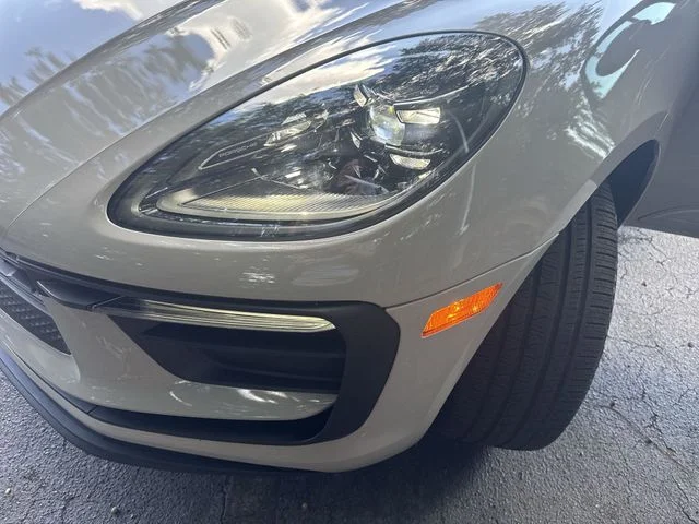 Used 2025  Porsche Base image 33