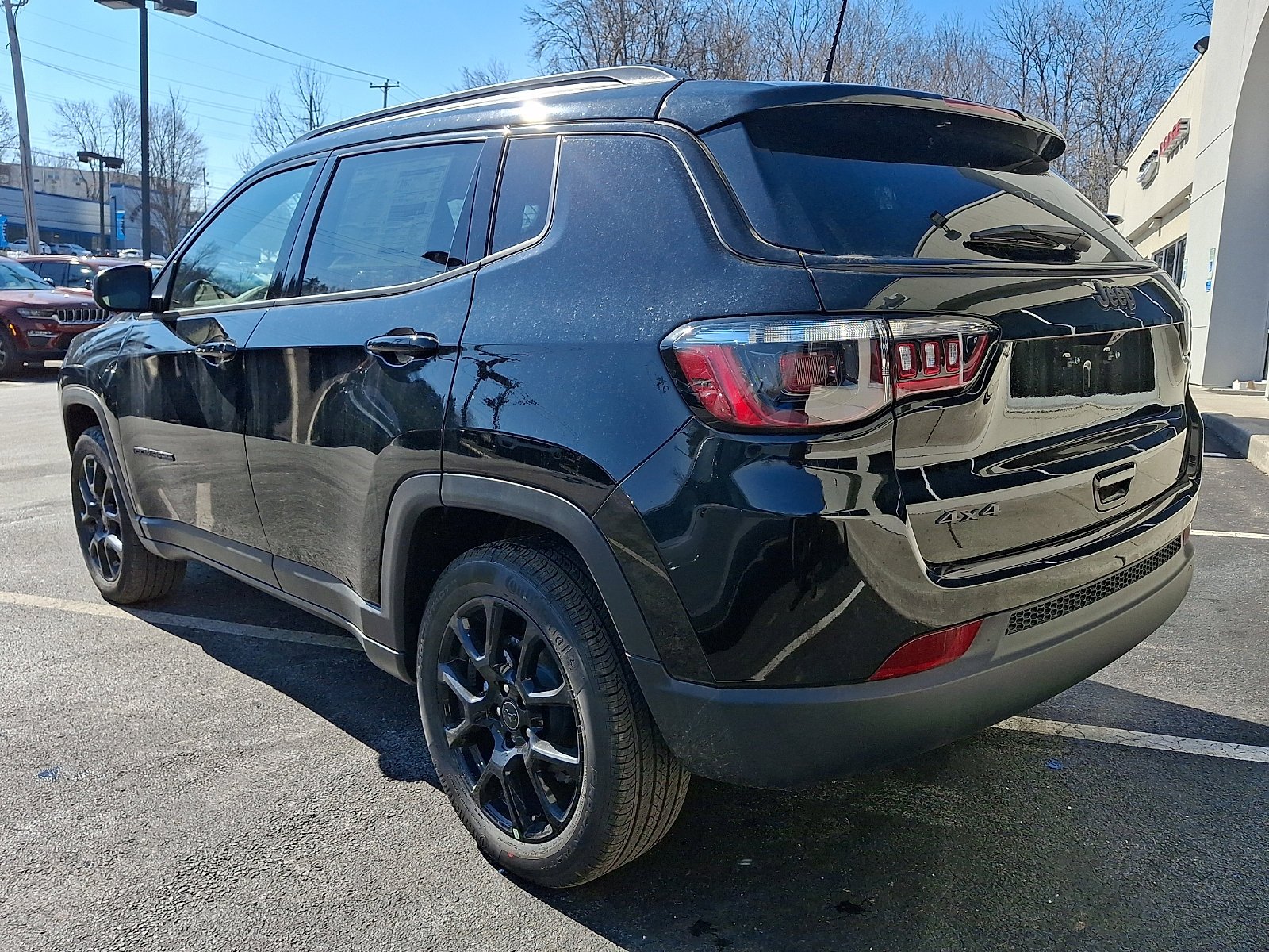 New 2026 Diamond Black Crystal Pearlcoat Jeep Latitude Altitude image 4