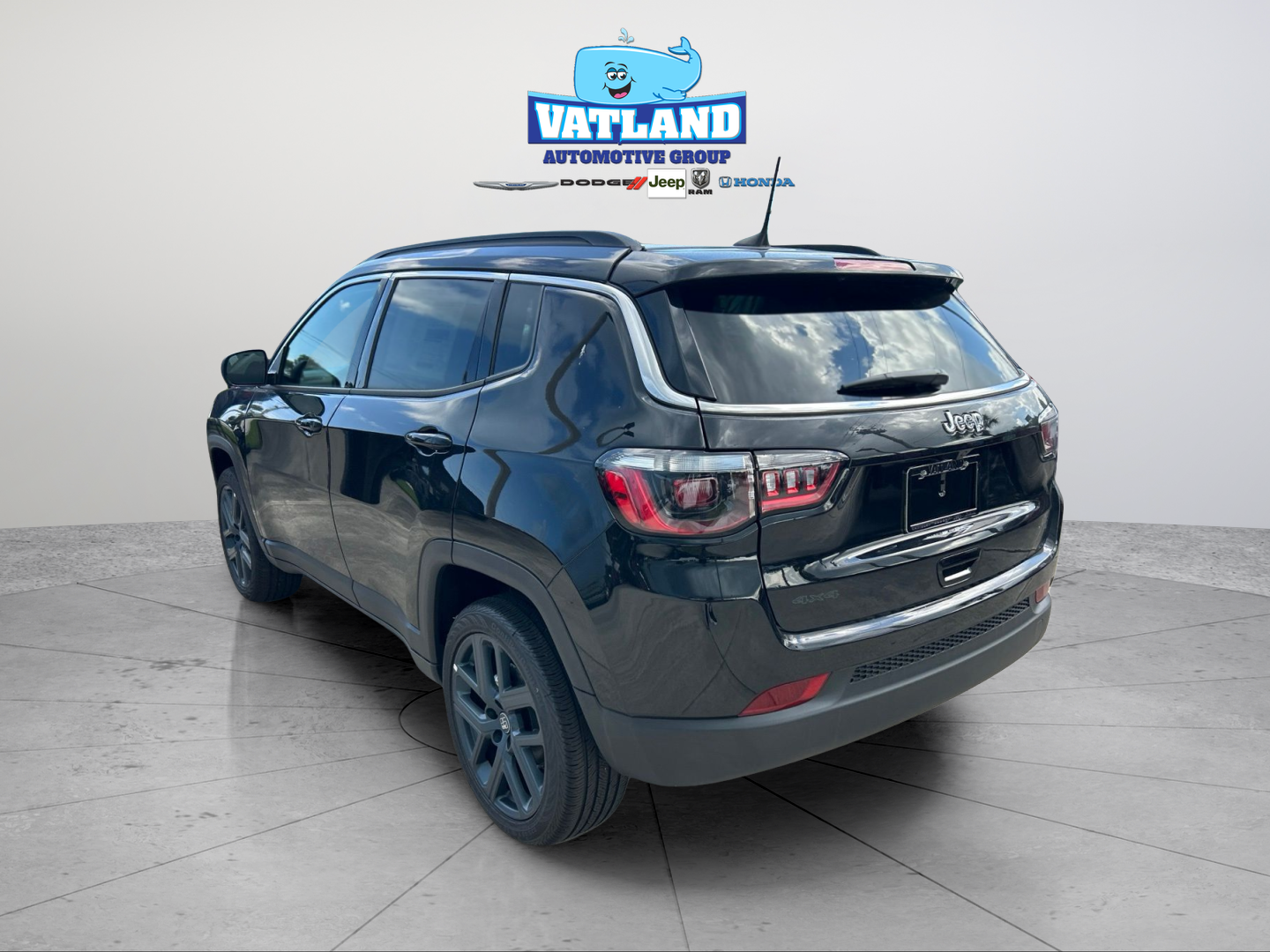 New 2026 Diamond Black Crystal Pearl-Coat Exterior Paint Jeep Latitude image 3