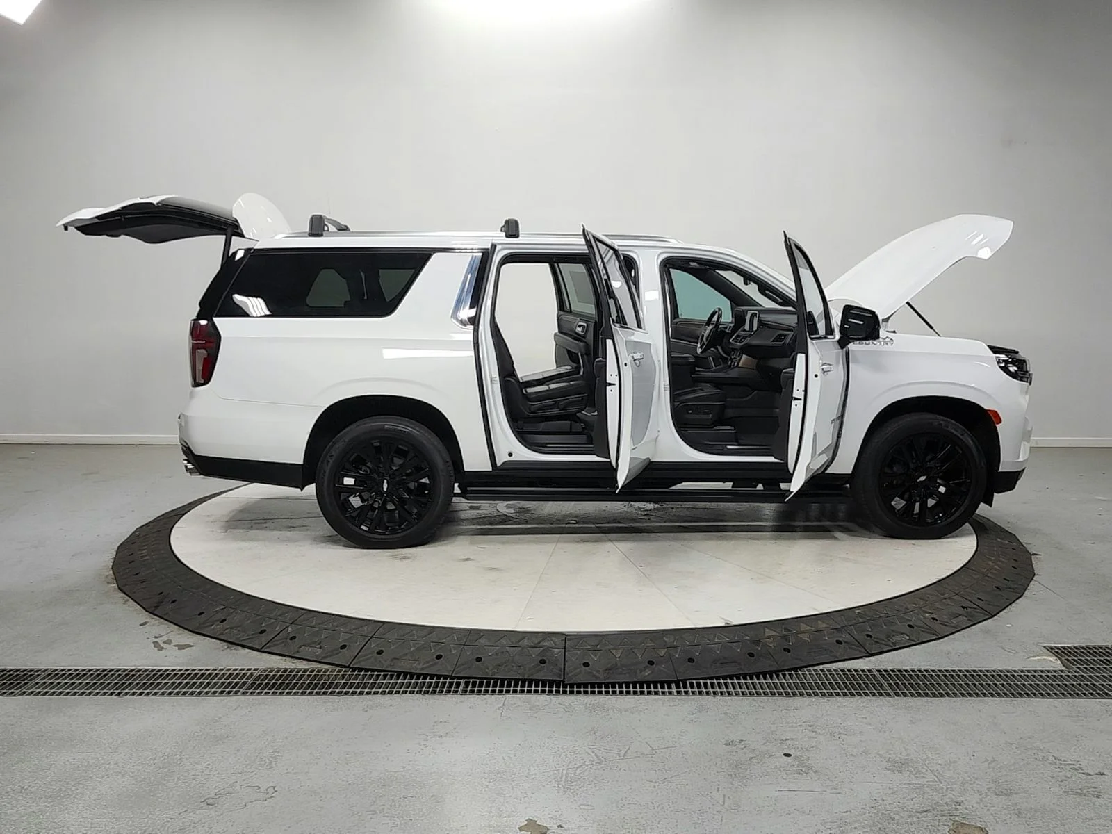 Used 2021 White Chevrolet High Country image 16