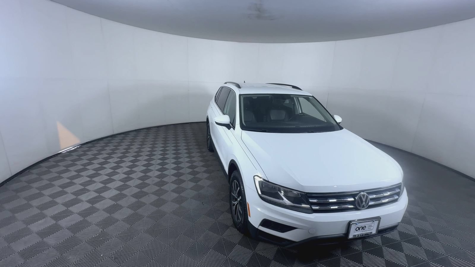 Used 2018 Pure White Volkswagen SEL image 2