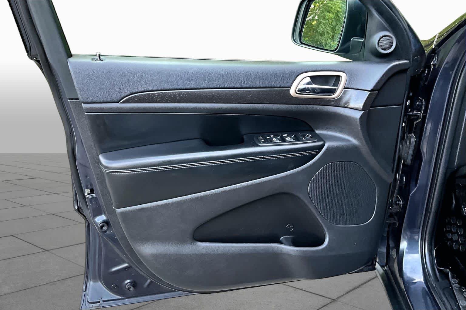 Used 2016 Maximum Steel Metallic Clearcoat Jeep Laredo image 20