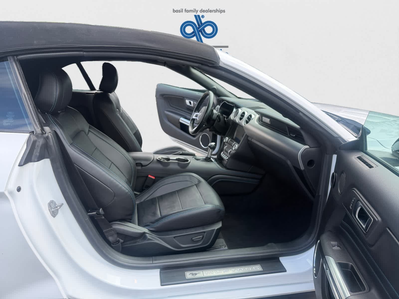Used 2022 Oxford White Ford GT Premium image 19