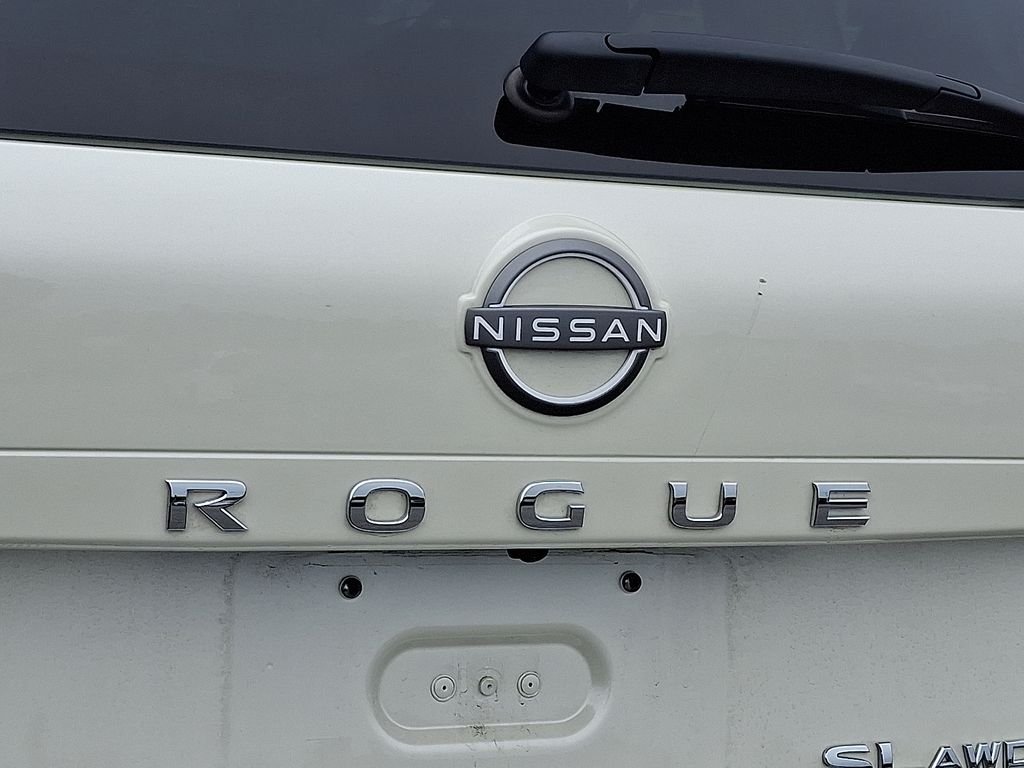 Used 2023 White Nissan SL image 9