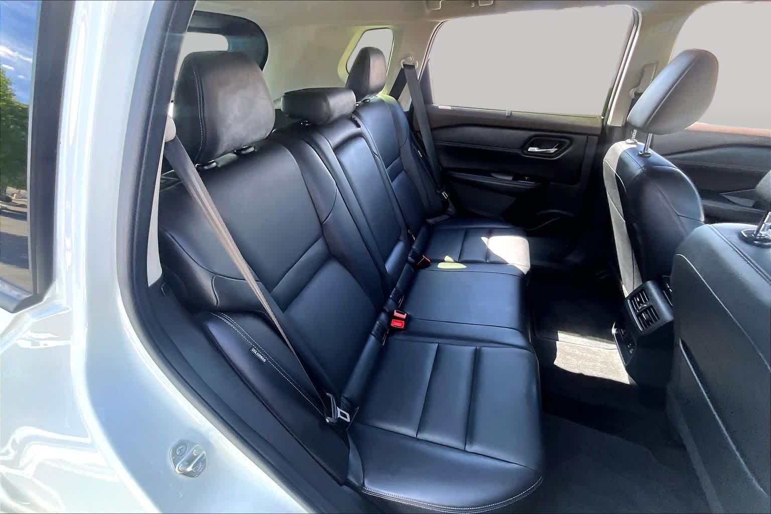 Used 2023 Pearl White Tricoat/Super Black Nissan SL image 17
